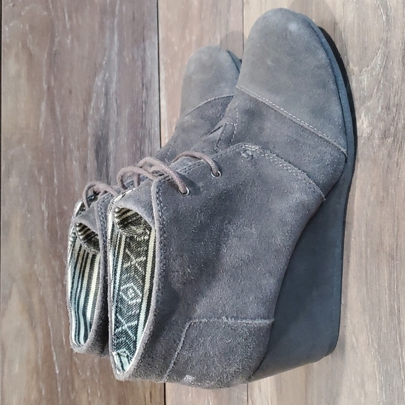 Toms "Like New" Desert wedge Suede shoes sz 10 - Picture 2 of 13